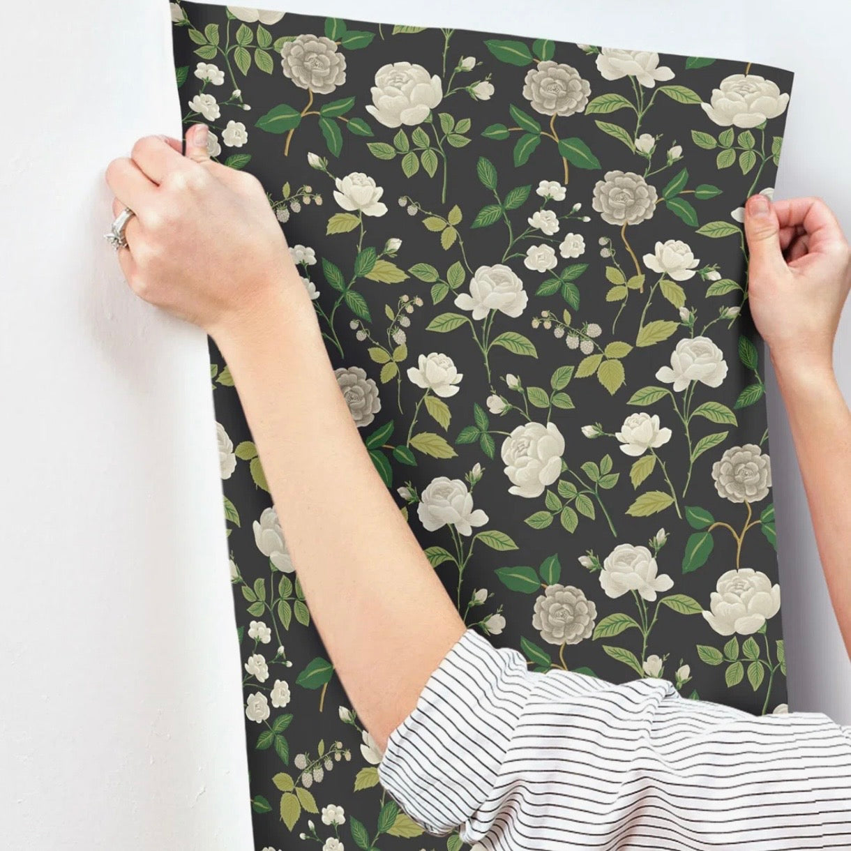 Papel Tapiz Midnight Rose Garden